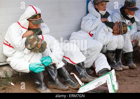 Jianli, Chine. 04 Juin, 2015. Sodiers faire une sieste près du site de l'Eastern Star Navire de passagers a chaviré sur la section de Jianli de la rivière Yangtze, province de Hubei, centre de la Chine le 4 juin, 2015.Il y avait 456 à bord de l'Eastern Star lorsqu'il sombra dans le mauvais temps le 01 juin. 14 personnes ont été secourues en vie après le naufrage. Credit : Panda Eye/Alamy Live News Banque D'Images