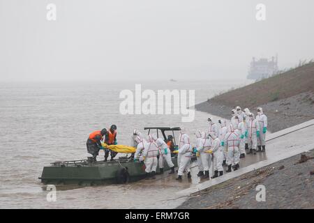 Jianli, Chine. 04 Juin, 2015. Les sauveteurs, prenez un ferry pour transporter les corps d'une victime du navire a coulé 'Eastern Star' sur la rive de la rivière Yangtze dans la province de Hubei, du comté de Jianli, centre de la Chine, 4e juin 2015. Il y avait 456 à bord de l'Eastern Star lorsqu'il sombra dans le mauvais temps le 01 juin. 14 personnes ont été secourues en vie après le naufrage. Credit : Panda Eye/Alamy Live News Banque D'Images