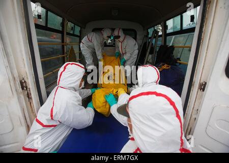 Jianli, Chine. 04 Juin, 2015. Les sauveteurs portent le corps d'un fonds d'aide aux victimes du navire a coulé 'Eastern Star' sur la rive de la rivière Yangtze dans la province de Hubei, du comté de Jianli, centre de la Chine, 4e juin 2015. Il y avait 456 à bord de l'Eastern Star lorsqu'il sombra dans le mauvais temps le 01 juin. 14 personnes ont été secourues en vie après le naufrage. Credit : Panda Eye/Alamy Live News Banque D'Images