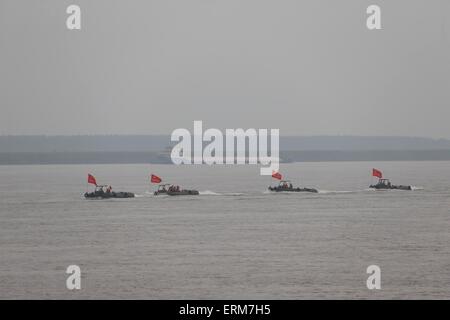 Jianli, Chine. 04 Juin, 2015. Les sauveteurs prendre un ferry a coulé près du navire 'Eastern Star' sur la rive de la rivière Yangtze dans la province de Hubei, du comté de Jianli, centre de la Chine, 4e juin 2015. Il y avait 456 à bord de l'Eastern Star lorsqu'il sombra dans le mauvais temps le 01 juin. 14 personnes ont été secourues en vie après le naufrage. Credit : Panda Eye/Alamy Live News Banque D'Images