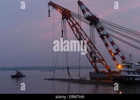 Jianli, Chine. 04 Juin, 2015. Le travail des sauveteurs sur le navire a coulé bas de 'Eastern Star' sur la rive de la rivière Yangtze dans la province de Hubei, du comté de Jianli, centre de la Chine, 4e juin 2015.Il y avait 456 à bord de l'Eastern Star lorsqu'il sombra dans le mauvais temps le 01 juin. 14 personnes ont été secourues en vie après le naufrage, selon l'agence de presse Xinhua. Credit : Panda Eye/Alamy Live News Banque D'Images