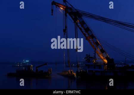 Jianli, Chine. 04 Juin, 2015. Le travail des sauveteurs sur le navire a coulé bas de 'Eastern Star' sur la rive de la rivière Yangtze dans la province de Hubei, du comté de Jianli, centre de la Chine, 4e juin 2015.Il y avait 456 à bord de l'Eastern Star lorsqu'il sombra dans le mauvais temps le 01 juin. 14 personnes ont été secourues en vie après le naufrage, selon l'agence de presse Xinhua. Credit : Panda Eye/Alamy Live News Banque D'Images