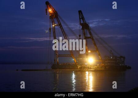 Jianli, Chine. 04 Juin, 2015. Le travail des sauveteurs sur le navire a coulé bas de 'Eastern Star' sur la rive de la rivière Yangtze dans la province de Hubei, du comté de Jianli, centre de la Chine, 4e juin 2015.Il y avait 456 à bord de l'Eastern Star lorsqu'il sombra dans le mauvais temps le 01 juin. 14 personnes ont été secourues en vie après le naufrage, selon l'agence de presse Xinhua. Credit : Panda Eye/Alamy Live News Banque D'Images