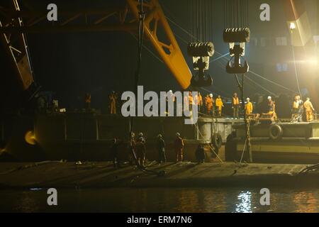 Jianli, Chine. 04 Juin, 2015. Le travail des sauveteurs sur le navire a coulé bas de 'Eastern Star' sur la rive de la rivière Yangtze dans la province de Hubei, du comté de Jianli, centre de la Chine, 4e juin 2015.Il y avait 456 à bord de l'Eastern Star lorsqu'il sombra dans le mauvais temps le 01 juin. 14 personnes ont été secourues en vie après le naufrage, selon l'agence de presse Xinhua. Credit : Panda Eye/Alamy Live News Banque D'Images