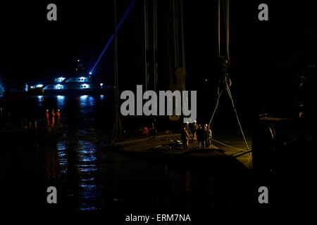 Jianli, Chine. 04 Juin, 2015. Le travail des sauveteurs sur le navire a coulé bas de 'Eastern Star' sur la rive de la rivière Yangtze dans la province de Hubei, du comté de Jianli, centre de la Chine, 4e juin 2015.Il y avait 456 à bord de l'Eastern Star lorsqu'il sombra dans le mauvais temps le 01 juin. 14 personnes ont été secourues en vie après le naufrage, selon l'agence de presse Xinhua. Credit : Panda Eye/Alamy Live News Banque D'Images