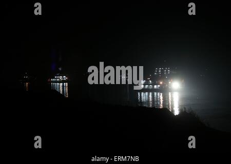 Jianli, Chine. 04 Juin, 2015. Le travail des sauveteurs sur le navire a coulé bas de 'Eastern Star' sur la rive de la rivière Yangtze dans la province de Hubei, du comté de Jianli, centre de la Chine, 4e juin 2015.Il y avait 456 à bord de l'Eastern Star lorsqu'il sombra dans le mauvais temps le 01 juin. 14 personnes ont été secourues en vie après le naufrage, selon l'agence de presse Xinhua. Credit : Panda Eye/Alamy Live News Banque D'Images