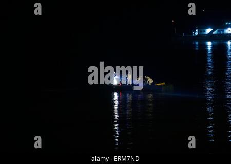 Jianli, Chine. 04 Juin, 2015. Les sauveteurs travaillent près du navire a coulé 'Eastern Star' sur la rive de la rivière Yangtze dans la province de Hubei, du comté de Jianli, centre de la Chine, 4e juin 2015.Il y avait 456 à bord de l'Eastern Star lorsqu'il sombra dans le mauvais temps le 01 juin. 14 personnes ont été secourues en vie après le naufrage, selon l'agence de presse Xinhua. Credit : Panda Eye/Alamy Live News Banque D'Images