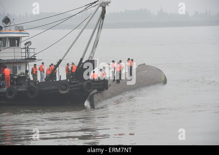 Jianli, Chine. 04 Juin, 2015. Le travail des sauveteurs sur le navire a coulé bas de 'Eastern Star' sur la rive de la rivière Yangtze dans la province de Hubei, du comté de Jianli, centre de la Chine, 4e juin 2015.Il y avait 456 à bord de l'Eastern Star lorsqu'il sombra dans le mauvais temps le 01 juin. 14 personnes ont été secourues en vie après le naufrage, selon l'agence de presse Xinhua. Credit : Panda Eye/Alamy Live News Banque D'Images