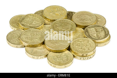Pile de £1 pièces de monnaie, la monnaie du Royaume-Uni, sur un fond blanc. Banque D'Images