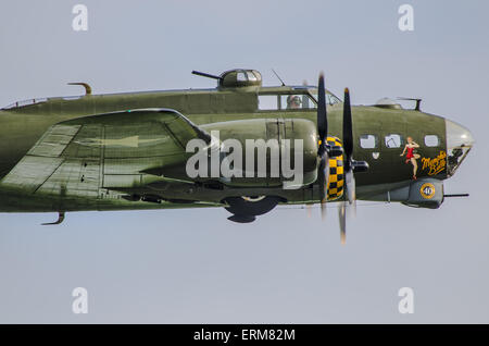 Sally B est le nom d'un Boeing B-17 Flying Fortress construit en 1945 et est le seul B-17 en état de vol restant en Europe. Memphis Belle art Banque D'Images