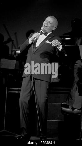 Frank Sinatra fonctionne à la réouverture du Chicago Theatre. Banque D'Images