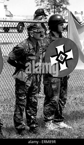 Chicago, Illinois, USA 29 juin 1986 Lincoln Park, Chicago, KKK protestation dans le quartier chic de Chicago's côté nord. C'était à la fin de la Gay Pride annuelle Day Parade. Credit : Mark Reinstein Banque D'Images