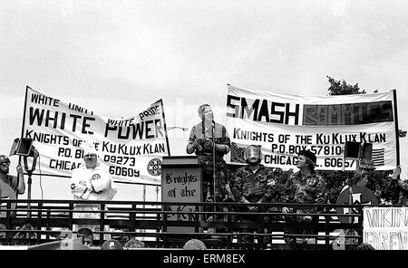 Chicago, Illinois 6-29-1986 Lincoln Park, Chicago, Arthur Jones chef national du KKK KKK parle durng une protestation dans le quartier chic de Chicago's côté nord. C'était à la fin de la Gay Pride annuelle Day Parade. Banque D'Images