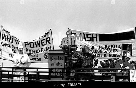 Chicago, Illinois 6-29-1986 Lincoln Park, Chicago, Arthur Jones chef national du KKK KKK parle durng une protestation dans le quartier chic de Chicago's côté nord. C'était à la fin de la Gay Pride annuelle Day Parade. Banque D'Images