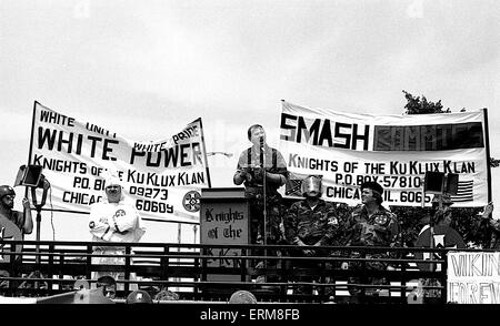 Chicago, Illinois 6-29-1986 Lincoln Park, Chicago, Arthur Jones chef national du KKK protester dans le quartier chic de Chicago's côté nord. C'était à la fin de la Gay Pride annuelle Day Parade. Banque D'Images