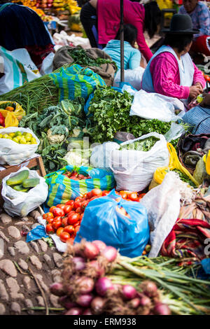 Stand de légumes au marché de Pisac au Pérou Banque D'Images