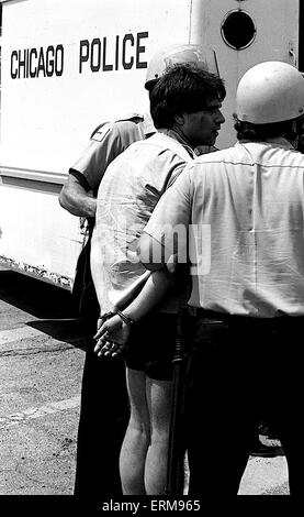 Chicago, Illinois 6-29-1986 Lincoln Park, Chicago, l'arrestation par les policiers manifestant pour avoir défendu par d'autres manifestants. Banque D'Images