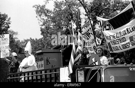 Chicago, Illinois 6-29-1986 Lincoln Park, Chicago, Thom Robb aumônier national du KKK protester dans le quartier chic de Chicago's côté nord. C'était à la fin de la Gay Pride annuelle Day Parade. Banque D'Images