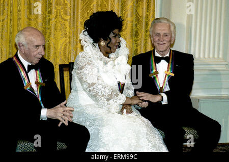 Washington, DC., USa 4e décembre 1994. Kennedy Center Honors réception à la Maison Blanche organisé par le président William Jefferson Clinton et la première dame Hillary Rodham Clinton. Les personnes honorées L-R Morton Gould, Aretha Franklin, Kirk Douglas. Credit : Mark Reinstein Banque D'Images