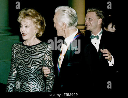 Washington, DC., USA 4e décembre 1994. Kennedy Center Honors réception à la Maison Blanche organisé par le président William Jefferson Clinton et la première dame Hillary Rodham Clinton. Kirk Douglas avec son épouse Anne Buydens et son fils Eric arrivent à l'Amérique du portique de la Maison Blanche pour assister à la réception pour le Centre Kennedy. Credit : MArk Reinstein Banque D'Images