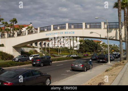 Un piéton pied pont traversant la Pacific Coast Highway à Huntington Beach Californie USA Banque D'Images