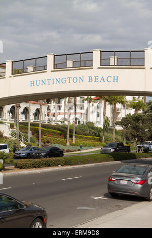 Un piéton pied pont traversant la Pacific Coast Highway à Huntington Beach Californie USA Banque D'Images