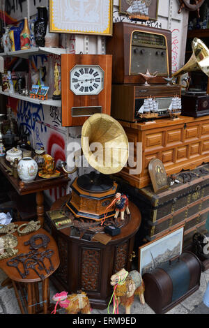 Objets d'époque et meubles à vendre au marché de rue boutique d'antiquités. Banque D'Images