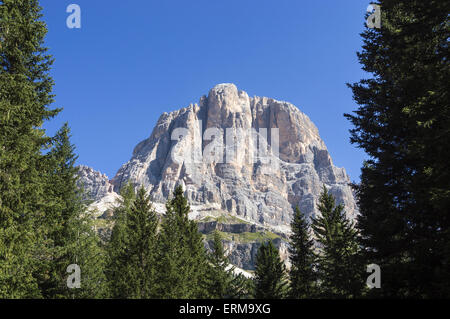 Paysage des Alpes italiennes en été, du sentier de montagne avec fond de ciel bleu, près de Cortina d'Ampezzo Banque D'Images