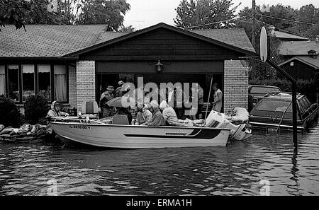 Mount Prospect, Illinois, Etats-Unis, le 30 septembre 1986, le gouverneur James Thompson inspecte la superficie inondée par Crédit : Mark Reinstein Banque D'Images