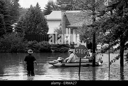 Mount Prospect, Illinois, Etats-Unis, le 30 septembre 1986, le gouverneur James Thompson inspecte la superficie inondée par Crédit : Mark Reinstein Banque D'Images