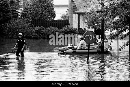 Mount Prospect, Illinois, Etats-Unis, le 30 septembre 1986, le gouverneur James Thompson inspecte la superficie inondée par Crédit : Mark Reinstein Banque D'Images