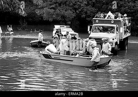 Mount Prospect, Illinois, Etats-Unis, le 30 septembre 1986, le gouverneur James Thompson inspecte la superficie inondée par Crédit : Mark Reinstein Banque D'Images