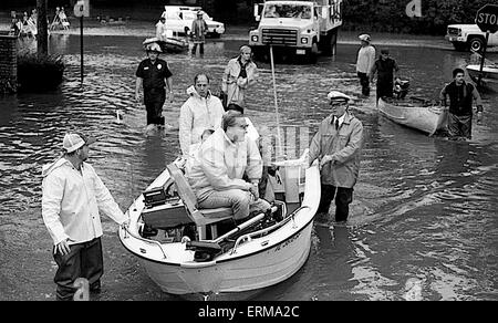 Mount Prospect, Illinois, Etats-Unis, le 30 septembre 1986, le gouverneur de l'Illinois, James Thompson avec Mount Prospect Village Président Carolyn Krause sur une excursion en bateau de deux heures d'inondations ont ravagé Woodview Manor avant de déclarer une zone de catastrophe. Credit : Mark Reinstein Banque D'Images