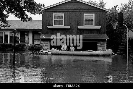 Mount Prospect, Illinois, Etats-Unis, le 30 septembre 1986, le gouverneur James Thompson inspecte la superficie inondée par Crédit : Mark Reinstein Banque D'Images