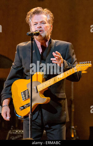 Madison, Wisconsin, USA. 2 juin, 2015. Musicien John Mellencamp il se produit au cours de sa visite à parlé ordinaire ouverture située sur Madison, Wisconsin © Daniel DeSlover/ZUMA/Alamy Fil Live News Banque D'Images