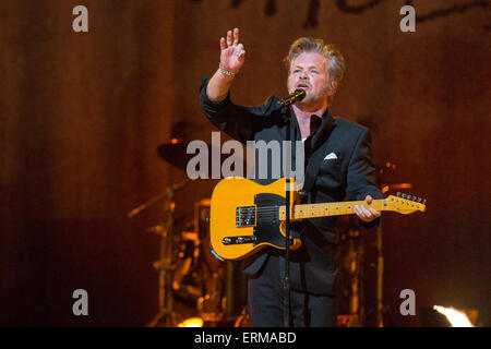 Madison, Wisconsin, USA. 2 juin, 2015. Musicien John Mellencamp il se produit au cours de sa visite à parlé ordinaire ouverture située sur Madison, Wisconsin © Daniel DeSlover/ZUMA/Alamy Fil Live News Banque D'Images