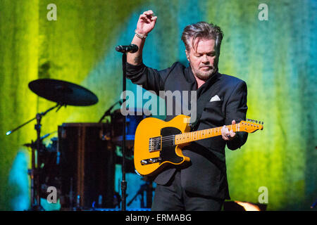 Madison, Wisconsin, USA. 2 juin, 2015. Musicien John Mellencamp il se produit au cours de sa visite à parlé ordinaire ouverture située sur Madison, Wisconsin © Daniel DeSlover/ZUMA/Alamy Fil Live News Banque D'Images