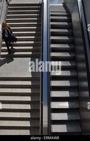 Femme marche sur les marches de la station de métro métro dans le centre-ville d'Athènes, Grèce. Banque D'Images