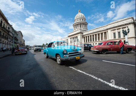 La HAVANE, CUBA - Juin 2011 : classique bleu voiture américaine passe devant le Capitolio building dans le centre de La Havane. Banque D'Images