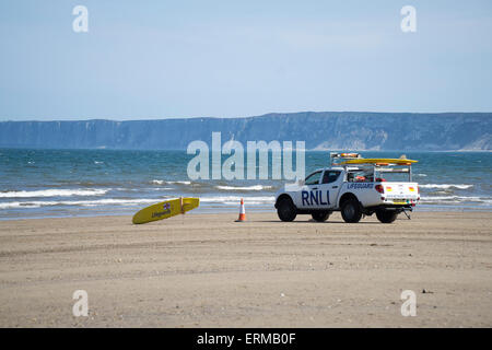 Patrouille de la RNLI sur plage de St Francis Bay North Yorkshire Banque D'Images