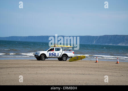 Patrouille de la RNLI sur plage de St Francis Bay North Yorkshire Banque D'Images