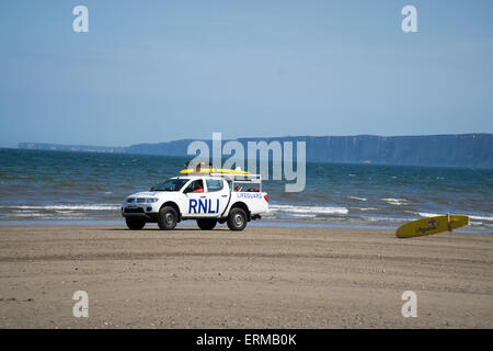 Patrouille de la RNLI sur plage de St Francis Bay North Yorkshire Banque D'Images