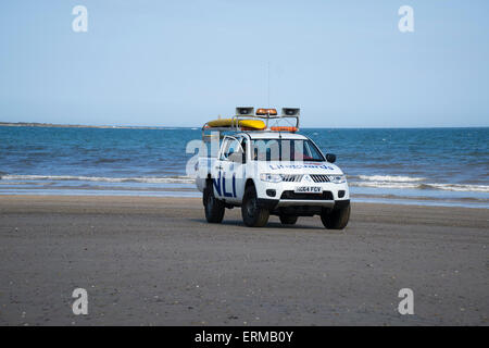 Patrouille de la RNLI sur plage de St Francis Bay North Yorkshire Banque D'Images