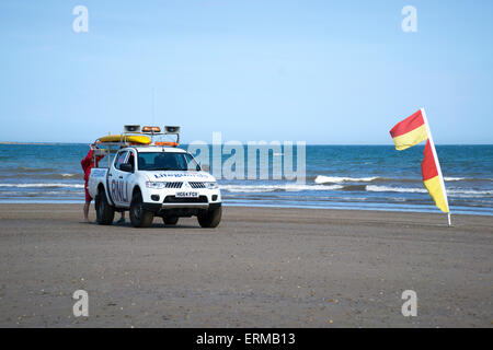 Patrouille de la RNLI sur plage de St Francis Bay North Yorkshire Banque D'Images