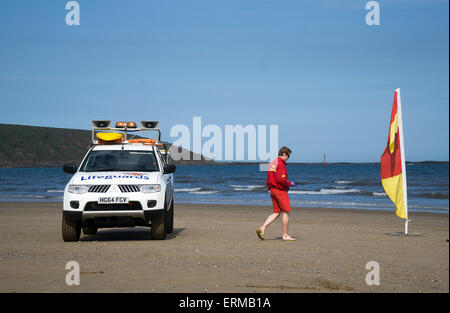 Patrouille de la RNLI sur plage de St Francis Bay North Yorkshire Banque D'Images