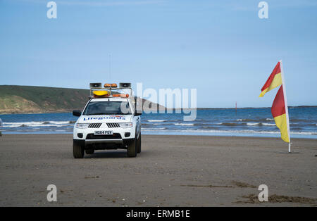 Patrouille de la RNLI sur plage de St Francis Bay North Yorkshire Banque D'Images