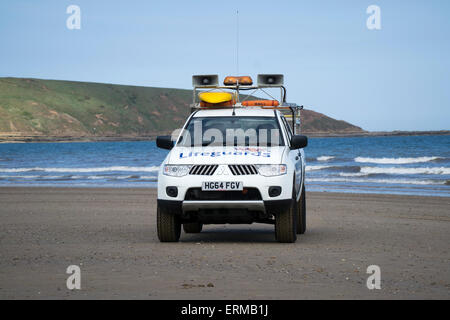 Patrouille de la RNLI sur plage de St Francis Bay North Yorkshire Banque D'Images