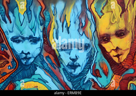 Résumé de l'écriture graffiti trois visages déformés avec des flammes. L'art de rue colorés Banque D'Images
