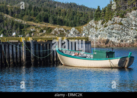 Un petit bateau de pêche amarré au quai dans les régions rurales de Terre-Neuve, Canada. Banque D'Images