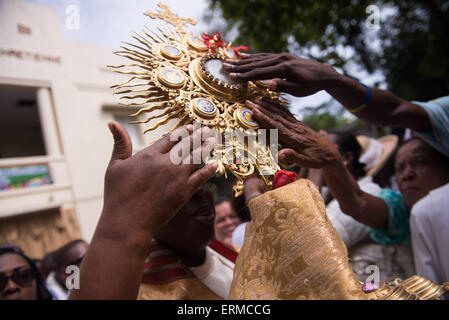 Port-au-Prince, Haïti. 4 juin, 2105. Paroissiens toucher le "garde" pendant la procession du Corpus Christi, à Port-au-Prince, capitale d'Haïti, le 4 juin 2105. L'événement est dédié au mystère de l'Eucharistie et conclut le cycle des fêtes de Pâques suivante, selon la presse locale d'information. © Luz Sosa/Xinhua/Alamy Live News Banque D'Images